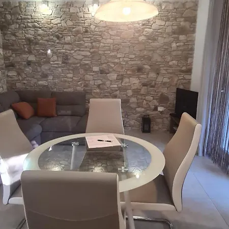 Matteo Kuca Za Odmor * פולה