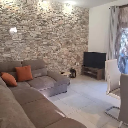 Matteo Kuca Za Odmor Pula